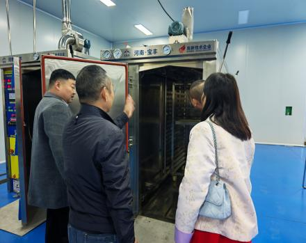 公司李總對(duì)關(guān)鍵生產(chǎn)設(shè)備展開(kāi)專項(xiàng)調(diào)研